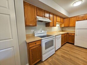 2214 S Goebbert Rd in Arlington Heights, IL - Building Photo - Building Photo