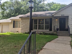 901 N Azalea Dr in Tyler, TX - Building Photo - Building Photo