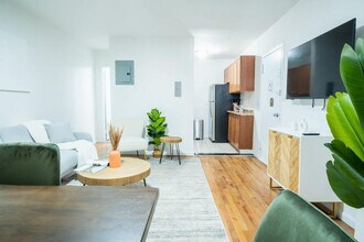 220 E 49th St-Unit -FL4-ID379483P in New York, NY - Building Photo - Building Photo