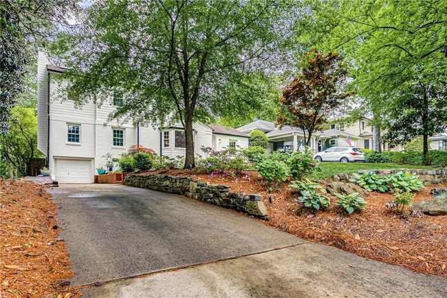 1235 Spring Valley Ln NE in Atlanta, GA - Building Photo - Building Photo