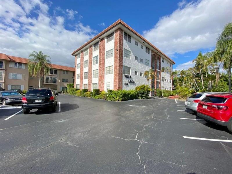 3910 Crystal Lake Dr, Unit 301 in Deerfield Beach, FL - Building Photo