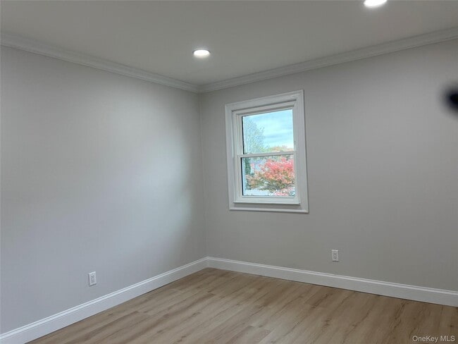 683 Old Bethpage Rd in Old Bethpage, NY - Building Photo - Building Photo