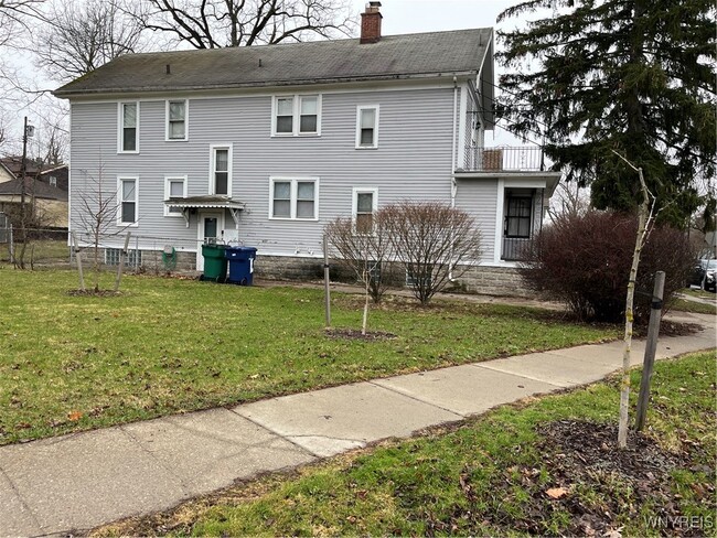 2 Flower St in Buffalo, NY - Building Photo - Building Photo