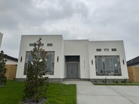 3919 Yoyis St in Laredo, TX - Building Photo