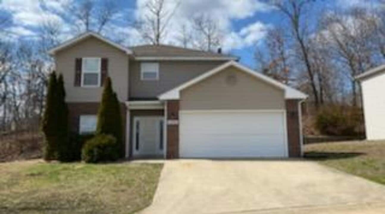 24386 Tanglewood Rd in St. Robert, MO - Foto de edificio