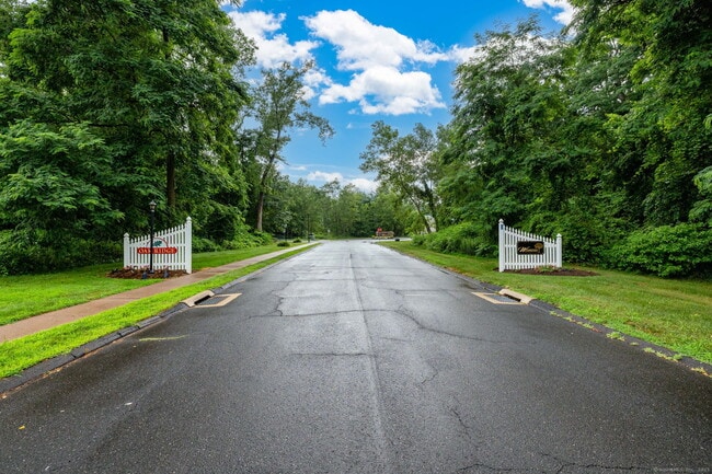 94 Oak Ridge Dr in Windsor Locks, CT - Building Photo - Building Photo