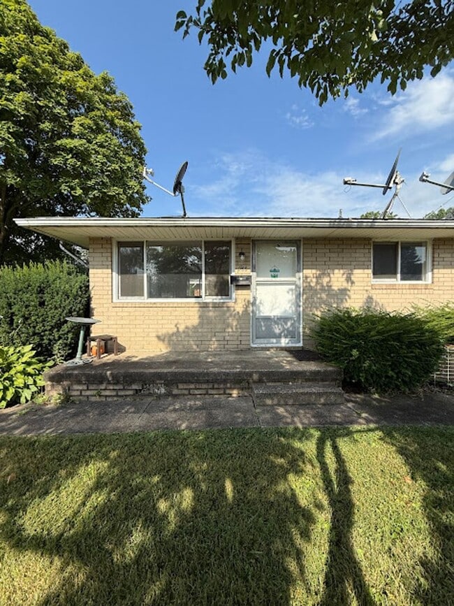 233 Kennedy St in Louisville, OH - Foto de edificio - Building Photo