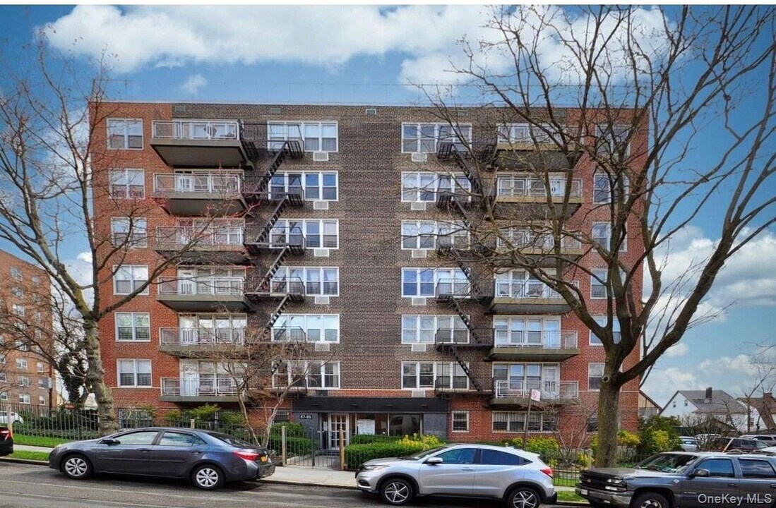 87-05-87166 166th St in Queens, NY - Foto de edificio