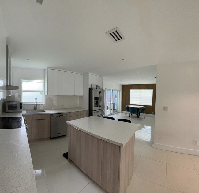 2050 N 57th Ter in Hollywood, FL - Building Photo - Building Photo