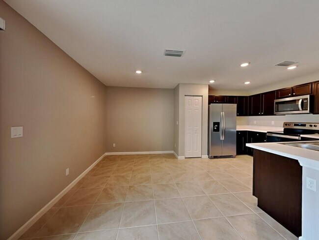 242 SW Oakridge Dr in Port St. Lucie, FL - Foto de edificio - Building Photo