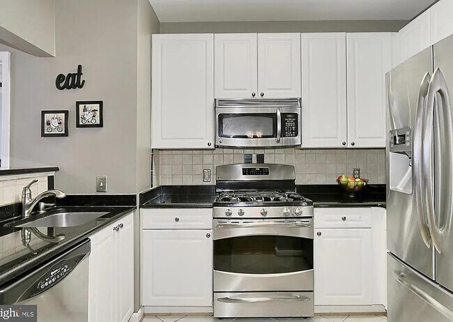 4950 Brenman Park Dr in Alexandria, VA - Building Photo - Building Photo