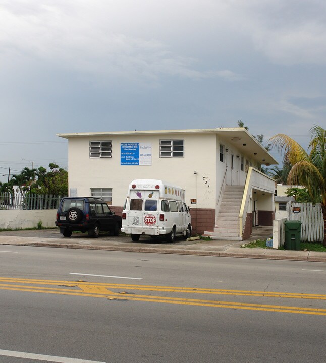 237-271 NE 54th St in Miami, FL - Building Photo