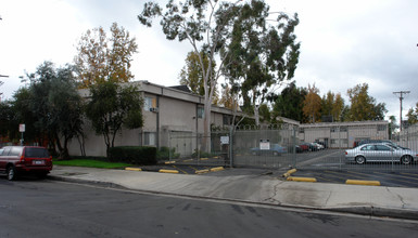 Rayen Park Apartments in North Hills, CA - Foto de edificio - Building Photo