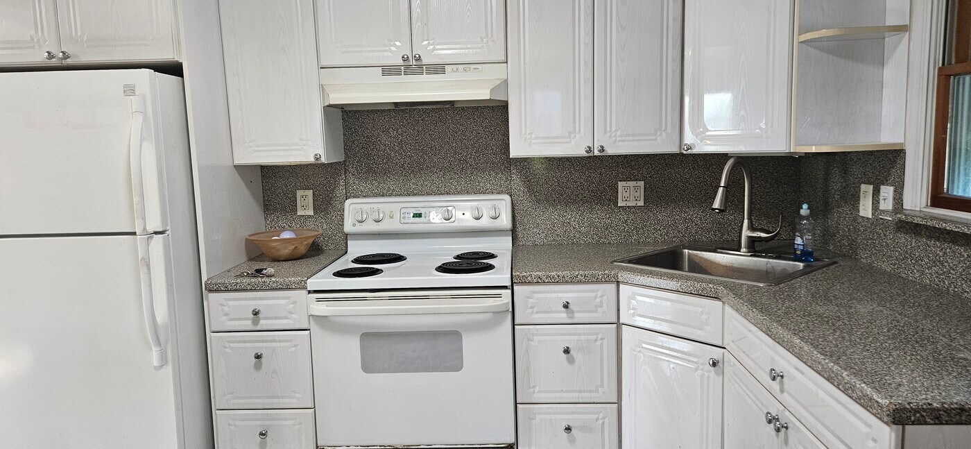 1 Hallock St in Farmingdale, NY - Building Photo