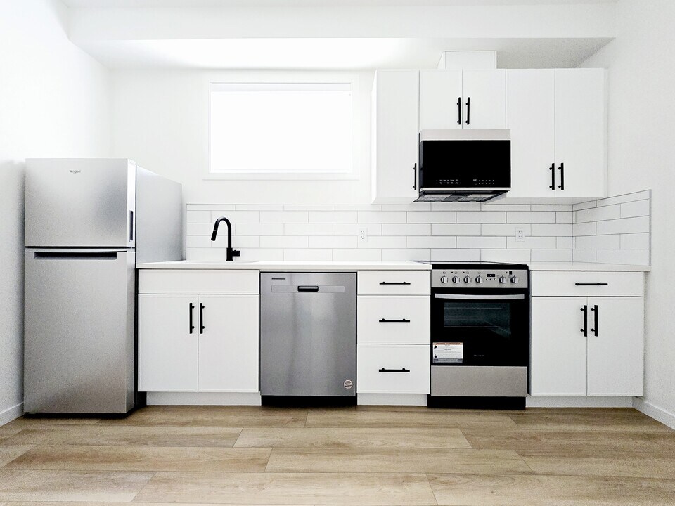 10052-10115 115 Ave NW in Edmonton, AB - Building Photo