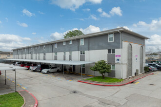 Santa Maria in Houston, TX - Foto de edificio - Building Photo