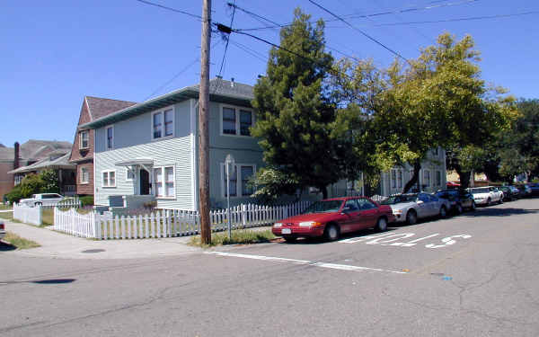 1027 Walnut St in Alameda, CA - Foto de edificio - Building Photo