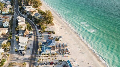 135 93rd Ave in Treasure Island, FL - Foto de edificio - Building Photo