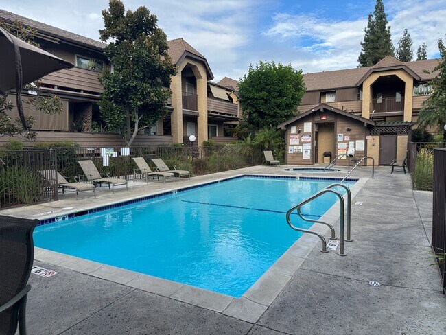 14839 Sherman Way, Unit 6 in Van Nuys, CA - Foto de edificio - Building Photo