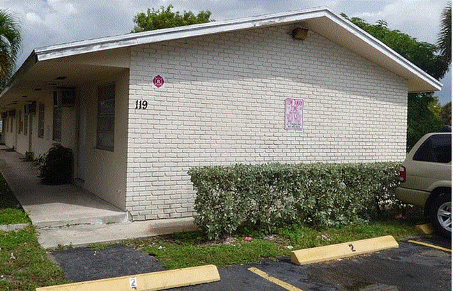 119 NE 5 St in Pompano Beach, FL - Foto de edificio - Primary Photo