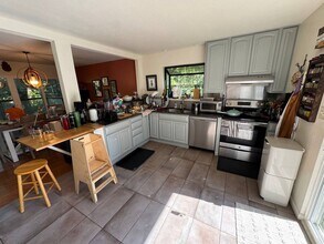 5229 Saddle Brook Dr in Oakland, CA - Building Photo - Building Photo