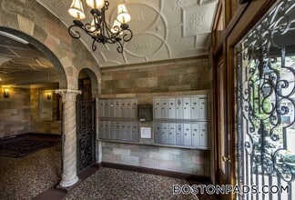 2 Elmwood Ave in Winchester, MA - Foto de edificio - Building Photo