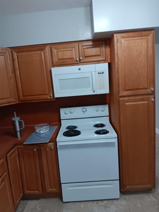 232 SW 10th St, Unit S in Hallandale Beach, FL - Building Photo
