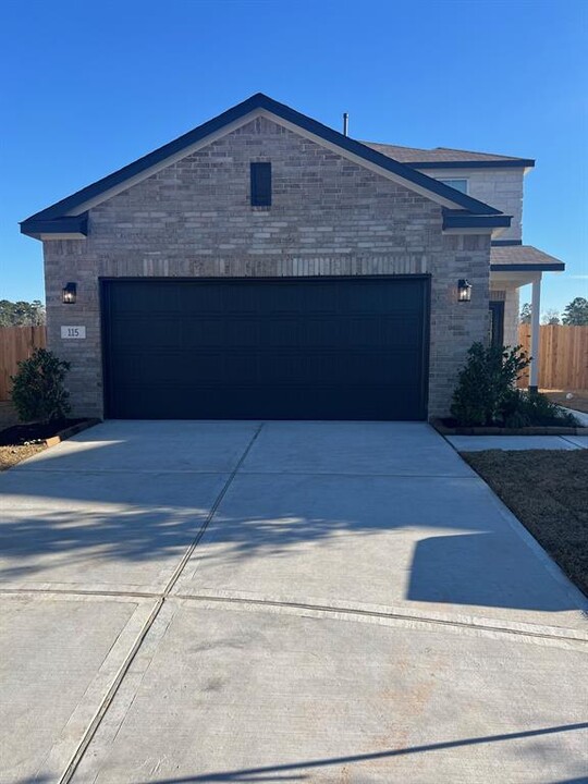 115 Gayle St in Magnolia, TX - Foto de edificio