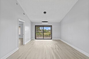 350 Club Cir in Boca Raton, FL - Building Photo