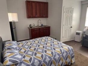 2420 E Edgar Rd in Linden, NJ - Building Photo - Building Photo