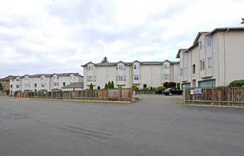 Burgandy Townhomes in Everett, WA - Building Photo - Building Photo