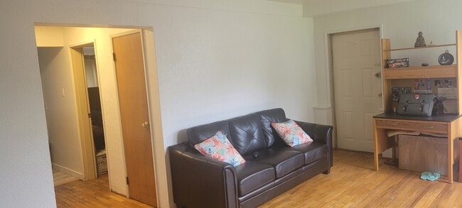 611 Fernhill Rd in Victoria, BC - Building Photo - Building Photo