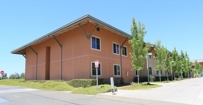 Sierra Terraces II in Merced, CA - Foto de edificio - Building Photo