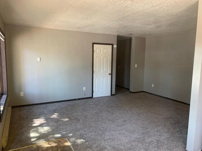 204 Cedar St in Cheney, WA - Foto de edificio - Building Photo