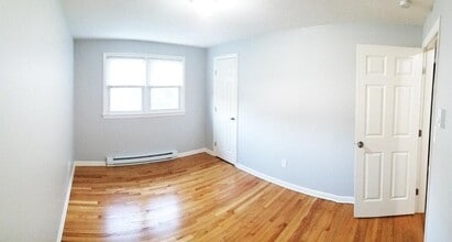 186 Sheffield Lane, Unit 3 in Bristol, CT - Building Photo - Building Photo