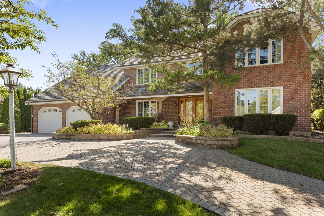 28 Cambridge Dr in Oak Brook, IL - Foto de edificio