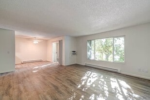 Images Springcreek Apartments in Milwaukie, OR - Building Photo