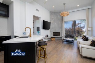 9253 Regents Rd in San Diego, CA - Building Photo