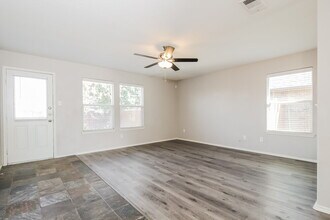 2437 Clairborne Dr in Fort Worth, TX - Foto de edificio - Building Photo