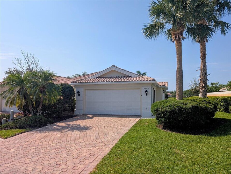 5557 Avellino Pl in Sarasota, FL - Building Photo