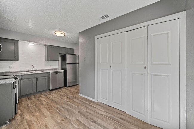 509 N Elm St in Arlington, TX - Building Photo - Building Photo