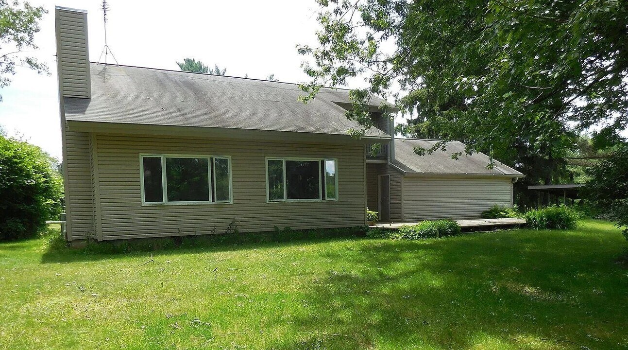 9830 Yawkey St in Hazelhurst, WI - Building Photo