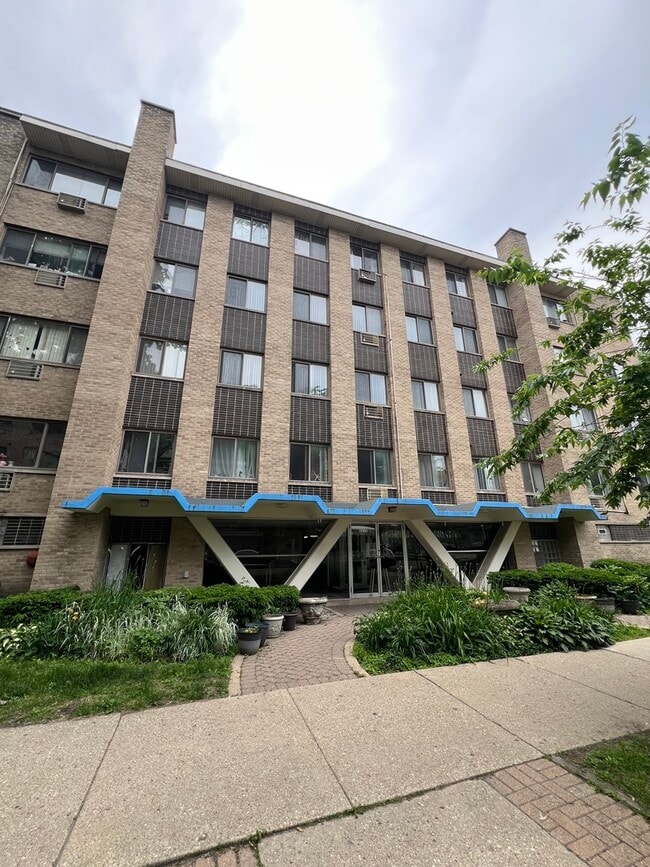 property at 6250 N Kenmore Ave