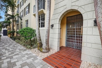 630 S Sapodilla Ave, Unit 121 in West Palm Beach, FL - Building Photo - Building Photo