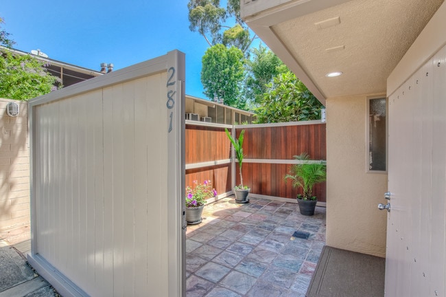 281 S Church Ln, Unit 281 in Los Angeles, CA - Building Photo - Building Photo