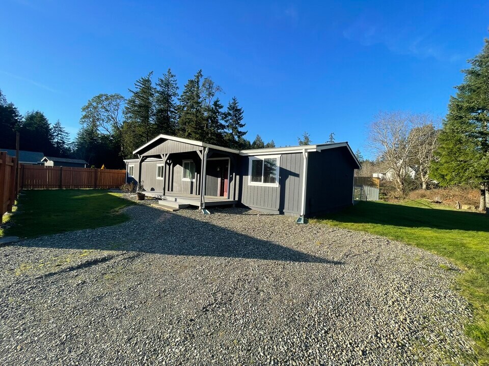 14803 Purdy Dr NW in Gig Harbor, WA - Foto de edificio