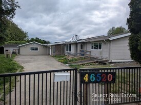 46520 Clayton Ave in Chilliwack, BC - Building Photo