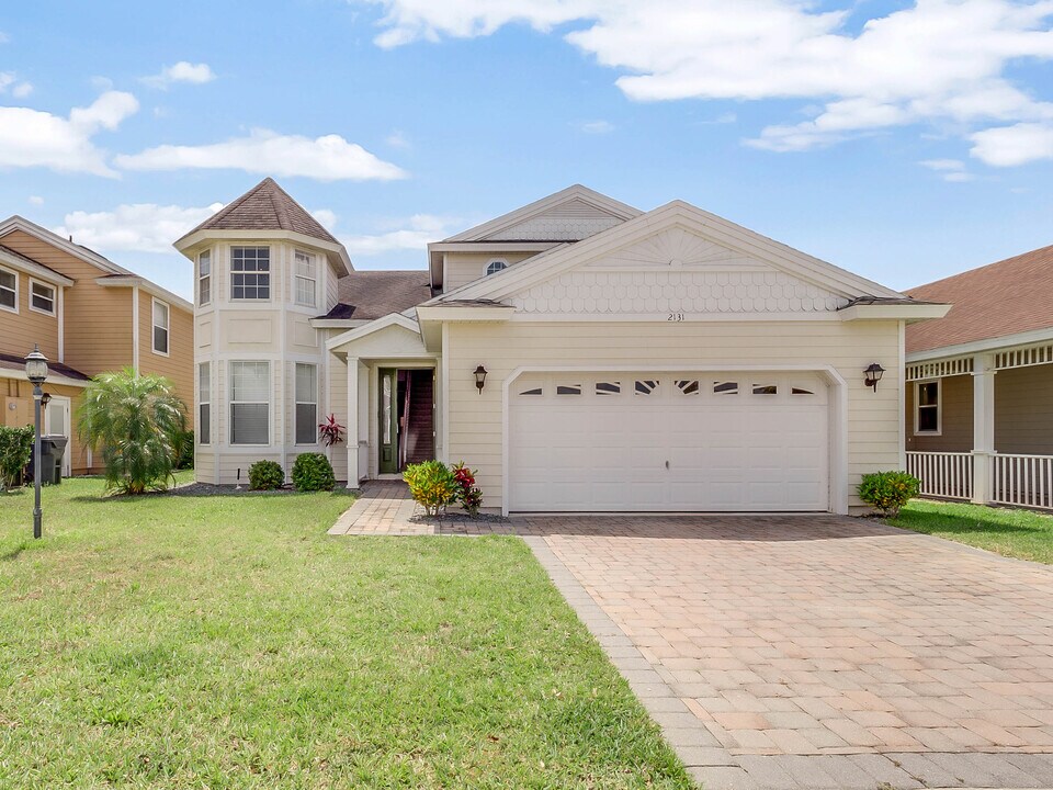 2131 Victoria Dr in Davenport, FL - Building Photo