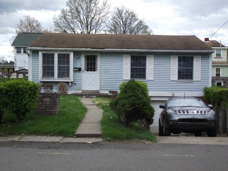 320 Dawson Ave in Carnegie, PA - Building Photo
