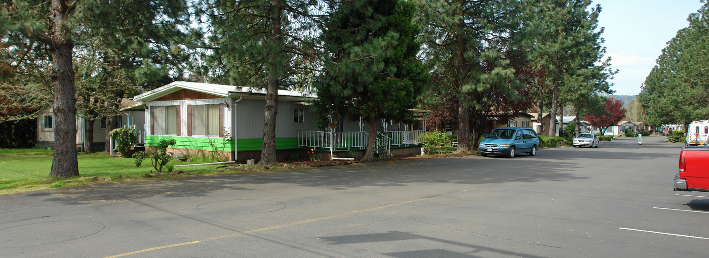 Twin Cedars Mobile Home Park in Lebanon, OR - Building Photo